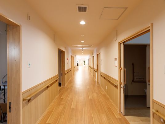 広々とした明るい廊下
