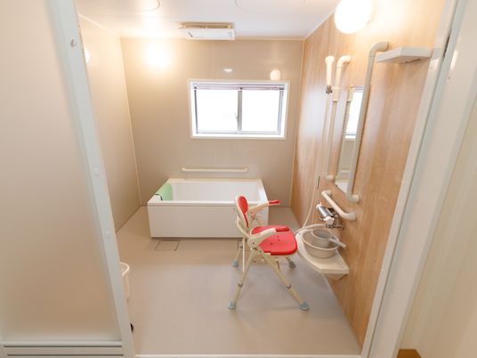 バリアフリー設計の浴室