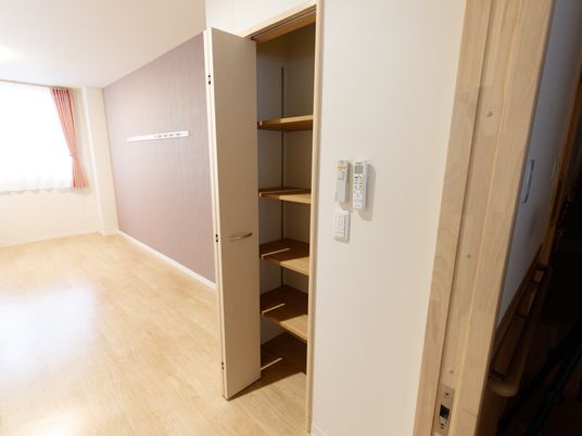 広々とした明るい居室