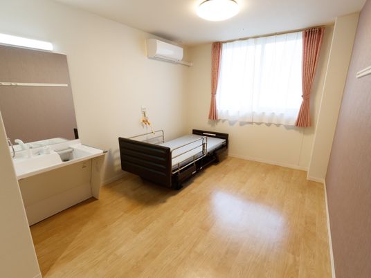 明るい個室の居室