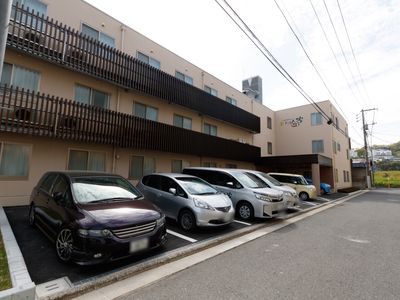 建物と駐車場の外観