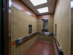 広々としたエレベーター内部