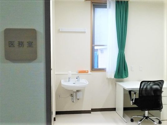 明るい洗面台とデスク