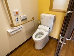 バリアフリー設計のトイレ