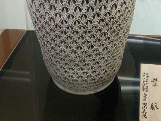 装飾花器のある廊下  