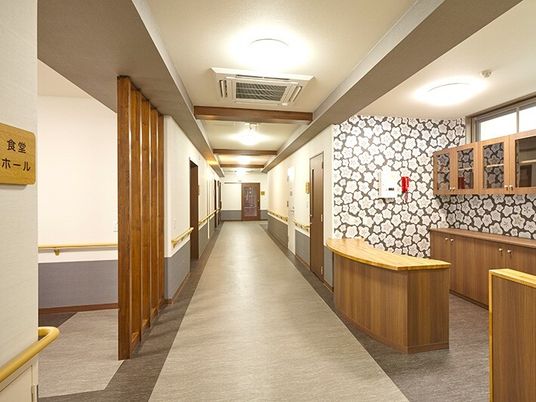 清潔で広々とした廊下