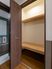 収納棚とドアの廊下