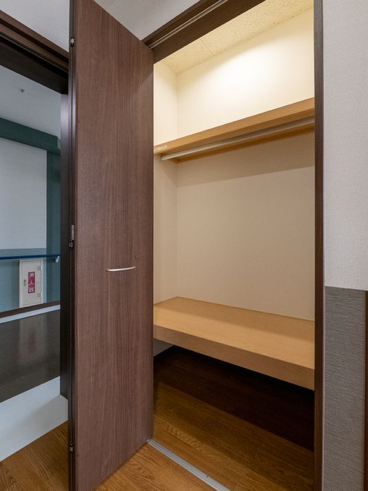 収納棚とドアの廊下