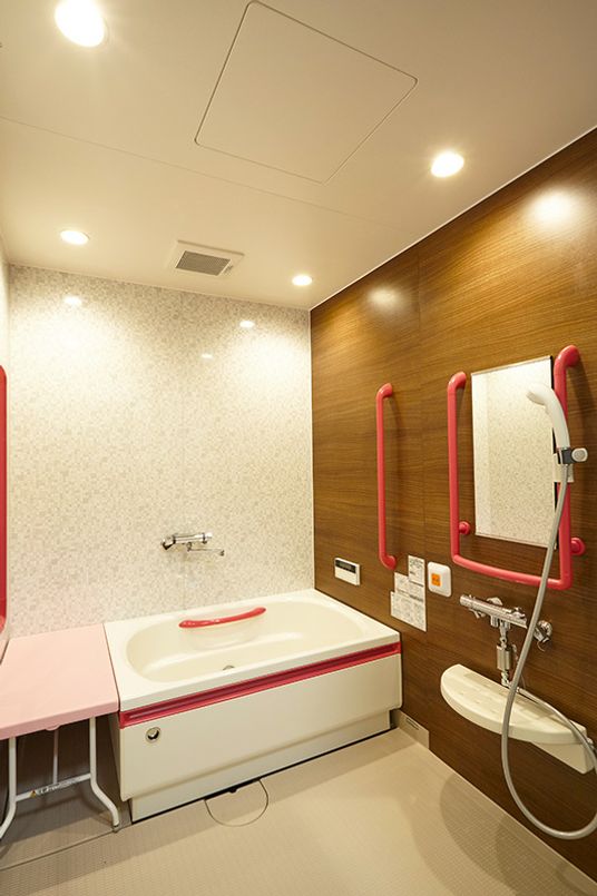 バリアフリーの明るい浴室