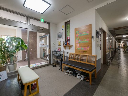 明るく広い廊下の景観