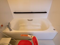 浴室のバスタブと椅子