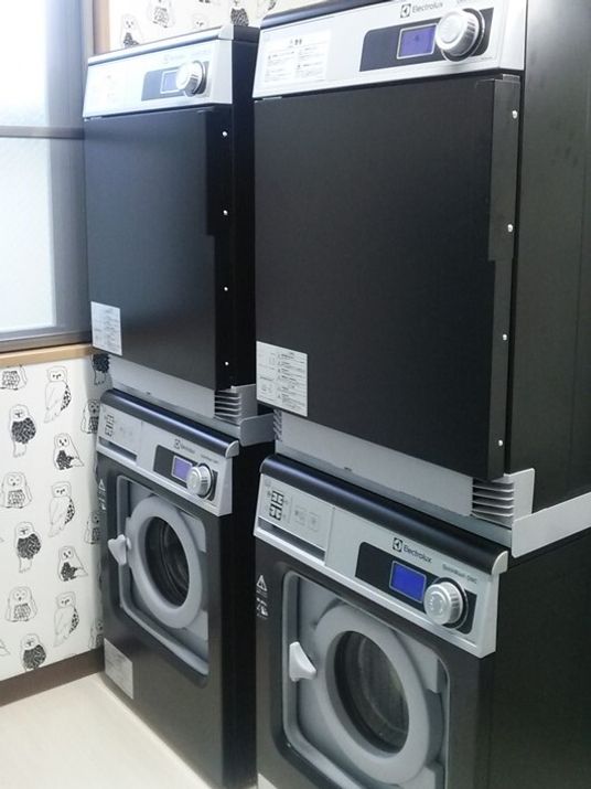 洗濯機が並ぶ設備