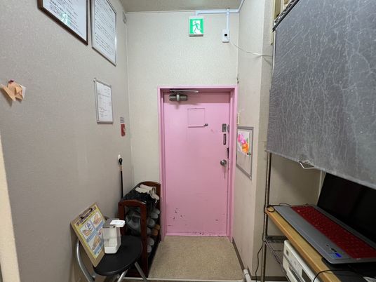 ピンクの扉と廊下
