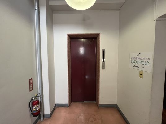 赤いドアのエレベーター