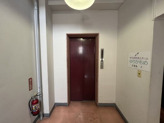 赤いドアのエレベーター