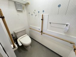 バリアフリー設計のトイレ