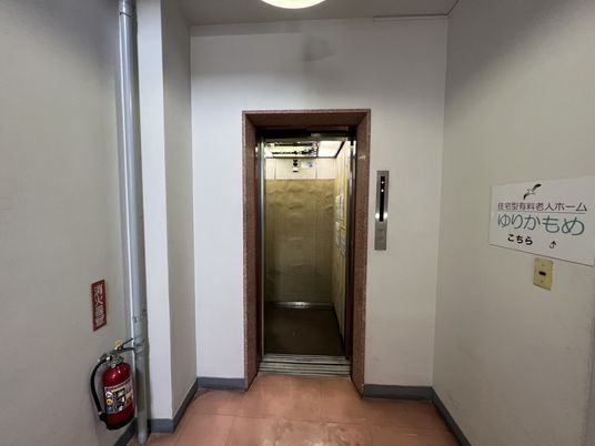 明るいエレベーター