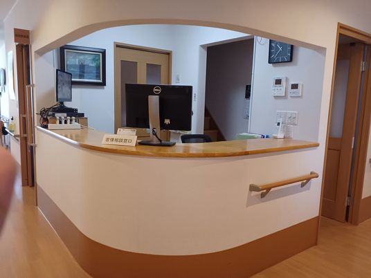 受付カウンターと事務用品