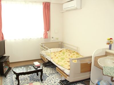 明るい個室の居室