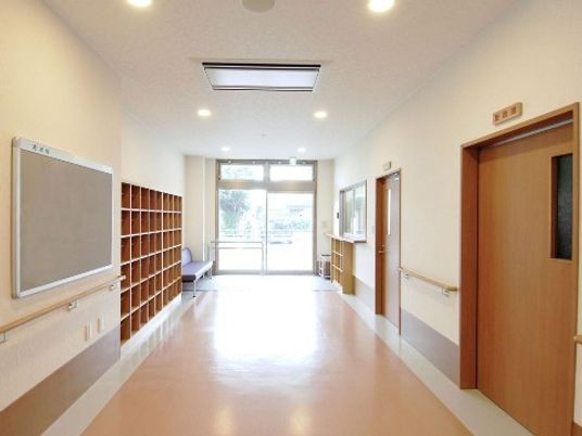 明るい廊下の風景