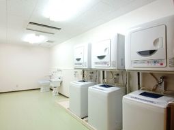 清潔な洗濯設備の空間