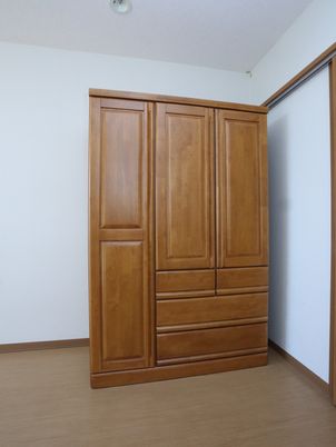 木製の大きなクローゼット