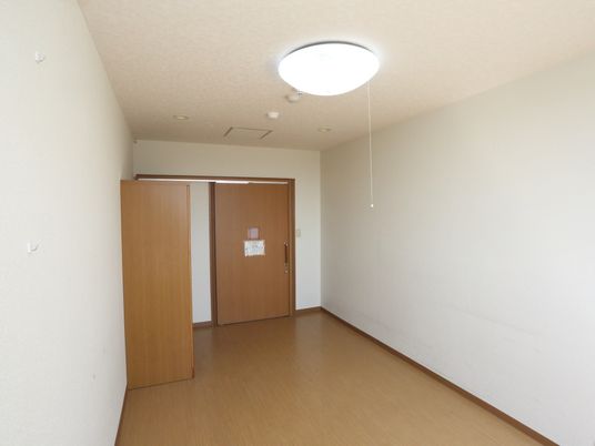 明るいシンプルな居室