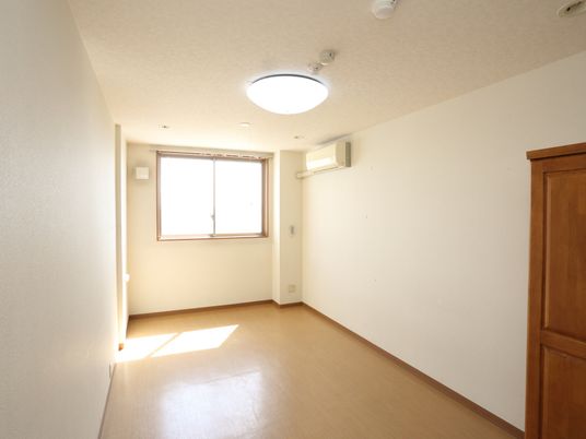 明るい個室の空間