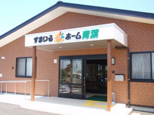エントランスの明るい外観