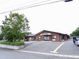 明るい外観の建物