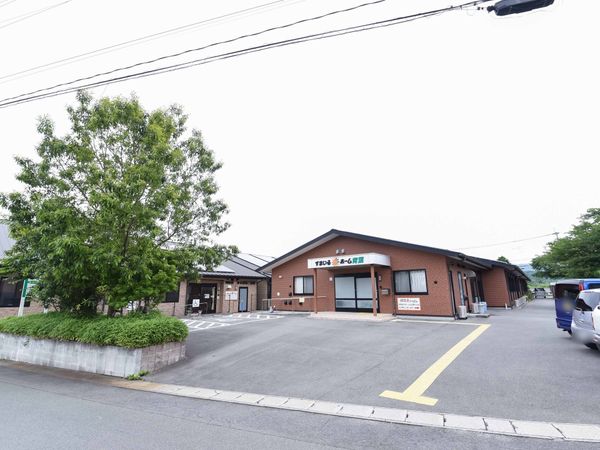 明るい外観の建物