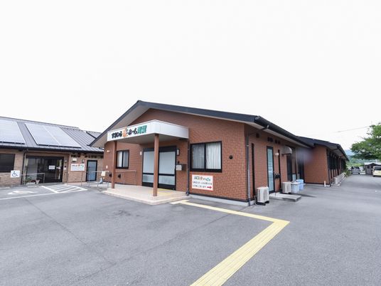 広々とした施設外観