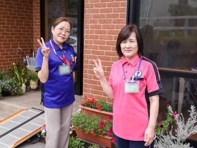 笑顔のスタッフ二人