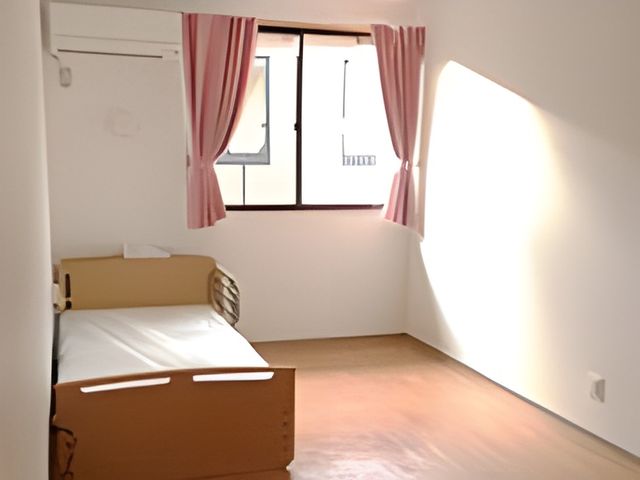 明るい個室の居室 居室 広々とした個室は明るい日差しが差し込み、快適な生活空間を提供します。窓辺には心地よい風が吹き込み、新しい日々がここから始まります。
