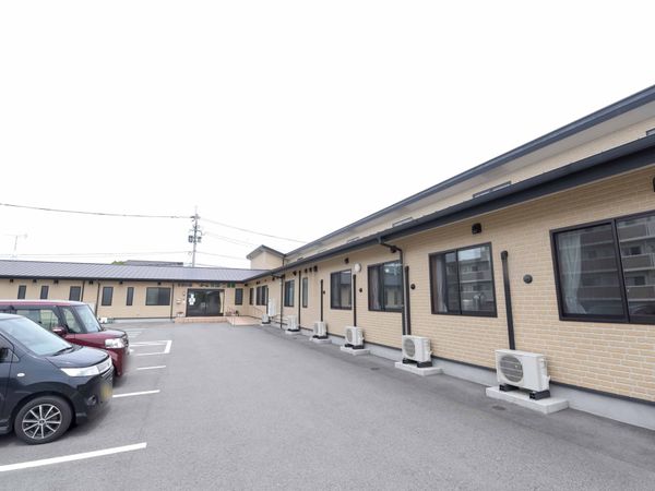 広々とした施設の外観