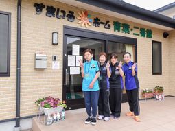 スタッフが前に立つエントランス