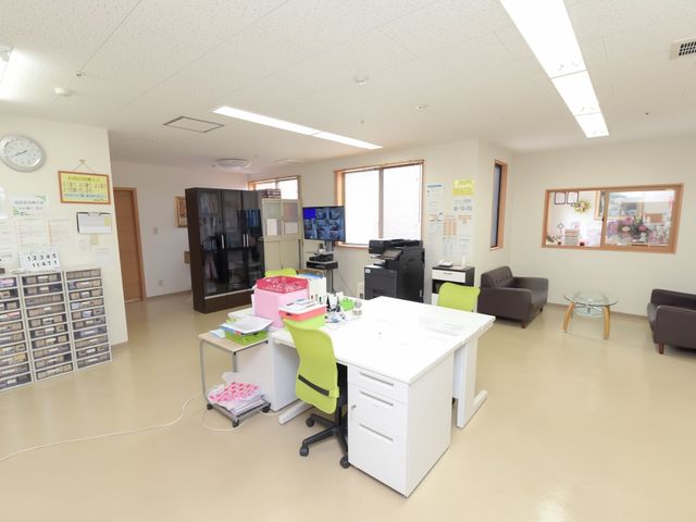 明るいスタッフルーム スタッフルーム 広々とした快適なスタッフルームです。きちんと整理された資料や備品が、日々の業務をサポートしています。