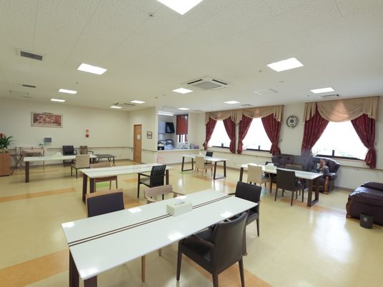 快適な採光のダイニングルーム