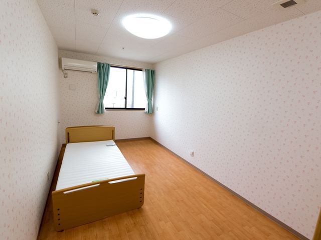 清潔感のある居室の空間 居室 ゆったりとした居室は清潔感のあふれ、心地良い日差しが差し込む窓から外の景色も楽しめます。
