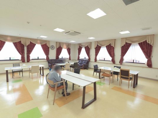 広々とした明るいダイニング