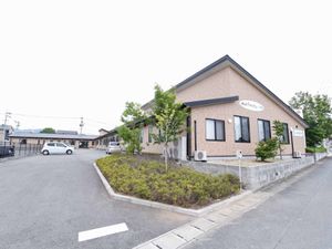 明るい外観の建物