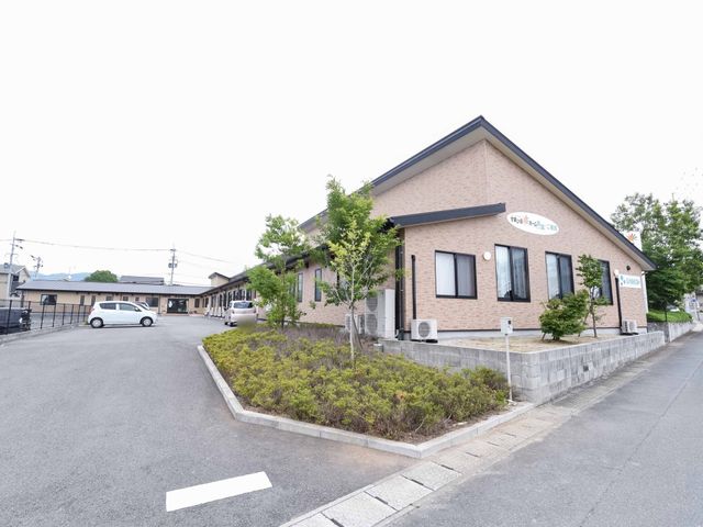 明るい外観の建物 外観 ゆったりとした敷地に建つ、モダンな雰囲気を持つ建物です。少し高い位置からの外観ですが、そのために建物全体を把握しやすくなっています。