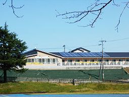 青空背景の施設外観