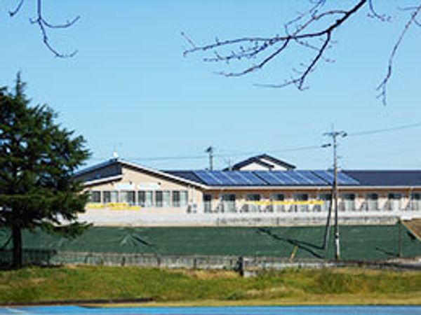 青空背景の施設外観