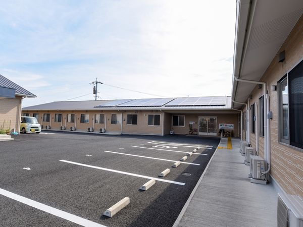 広々とした駐車場の外観