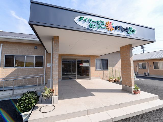 清潔感のあるエントランス 玄関 広々とした入り口はバリアフリー設計で、お出迎えにも温かさを感じます。明るく開放的な雰囲気が、訪れる方々をやさしく迎え入れます。