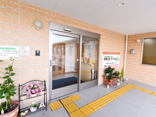 明るいエントランス 玄関 歓迎する雰囲気のエントランスは、お越しになる皆様を優しく迎え入れます。スタッフとして新しい一歩を踏み出すには心地よい場所です。