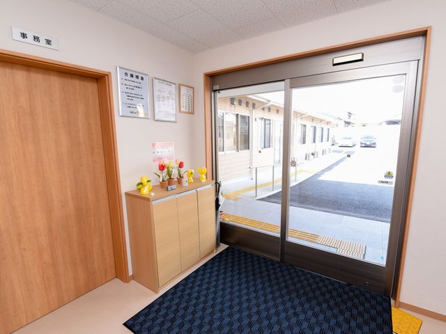 エントランスの清潔な通り口 玄関 明るく開放感のある入口は、バリアフリー設計で快適な出入りが実現しています。自動ドアでのスムーズな移動が可能です。