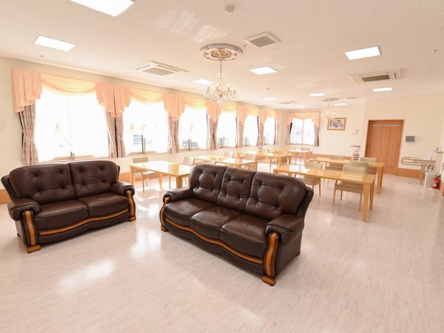 居心地の良い共有ラウンジ 食堂兼リビング ゆったりとしたソファが並ぶラウンジです。自然光が差し込み、明るく穏やかな空間が広がっています。