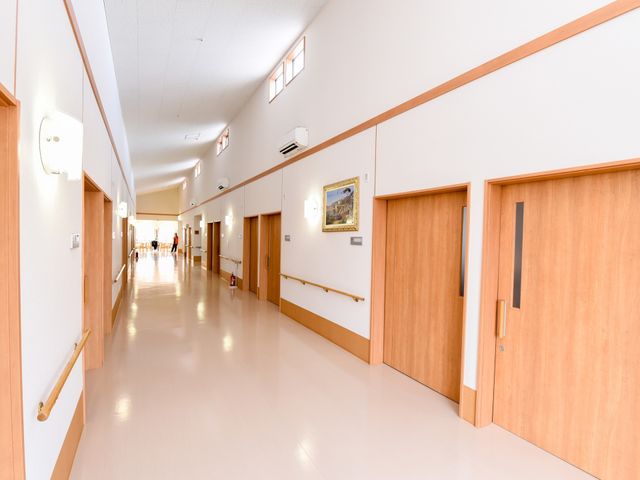 廊下の清潔感ある光景 通路 明るくて広々とした廊下は、快適な移動空間を提供します。各部屋へのアクセスも、この開放感のある廊下から行えます。